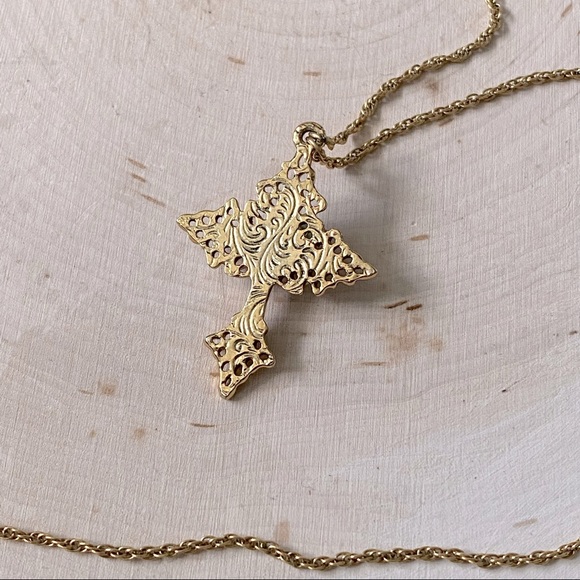 Vintage- ‘70s Gilt Filigree Cross w/ Porcelain Bisque Rose Necklace - Picture 5 of 10